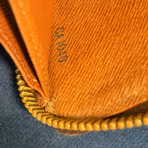 Louis Vuitton Monogram Zippy Wallet - Picture 5 of 10